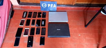 La PFA secuestró 16 celulares y computadoras desde donde se distribuía el material