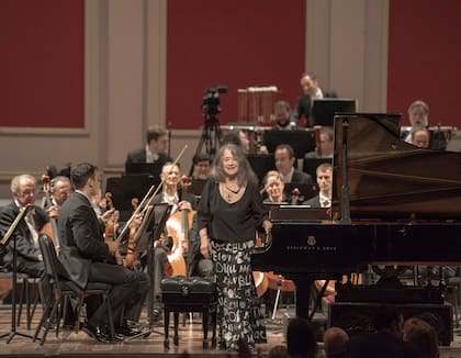 La pianista hizo su esperada visita anual al Teatro Colón en 2023 y regresará también este año con su clásico e imperdible Festival Argerich