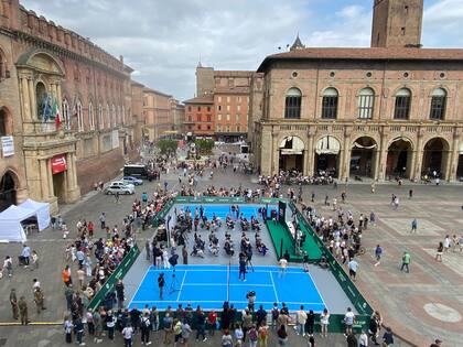 La Piazza Maggiore, el corazón de Bolonia, "se vistió de tenis" durante esta semana, por el Final 8 de la Copa Davis