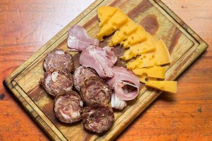 La picada de El Viejo Almacén, parada obligada y garantía de una buena comida en Pablo Acosta.