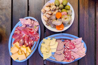 La picada de Las 40 Viejo Bar