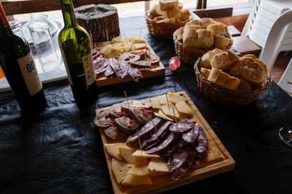 La picada de parrilla La Colorada, que también ofrece cabañas para alojarse