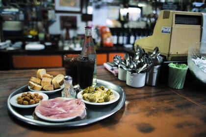 La picada: el momento del aperitivo es innegociable; la picada y el vermut son los sostenes de todas las discusiones