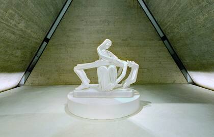"La piedad", una de las pocas obras figurativas de Atchugarry, esculpida entre 1982 y 1983. Se expone en la Fundación de Punta del Este, en una capilla especialmente construida por Leonardo Noguez.