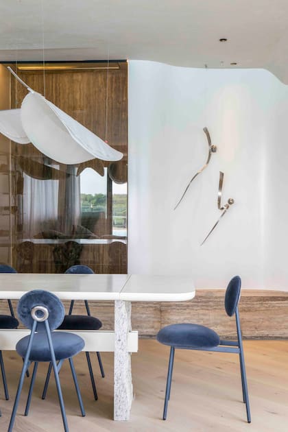 La piedra al natural vuelve a aparecer en las patas de la mesa (La Feliz).