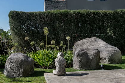 La piedra artificial es el arte de la escenografía: sobre una estructura se va armando la forma deseada, luego se la recubre de resinas para imprimirle un tono determinado y texturas para simular piedra natural.