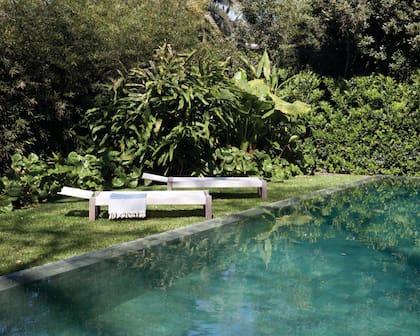 La piedra Bali o Índigo es la más elegida últimamente en jardines de paisajismo tropical, con los que mejor se lleva.