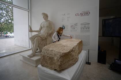 La piedra de carácter sagrado será luego trasladada al museo Augusto (Photo by Filippo MONTEFORTE / AFP)