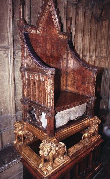 La Piedra del Destino es clave en la coronación. Se ubica debajo del trono de San Eduardo que fue realizado con madera de roble
