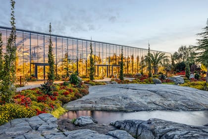 La piedra, elemento permanente en el paisaje noruego y de los fiordos, también está presente en el jardín y en el invernadero.