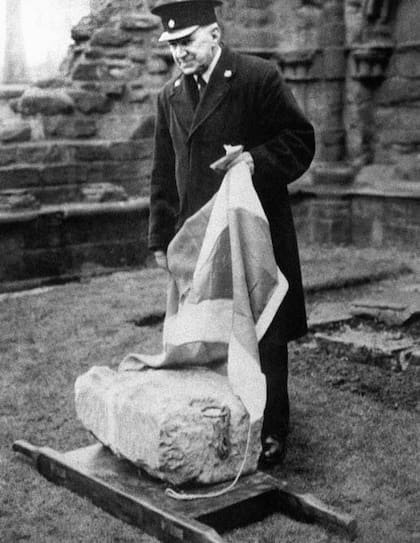 La Piedra fue devuelta a los ingleses en abril de 1951. Estaba en la Abadía de Arbroath en Escocia, después de haber sido cubierta con una bandera de Escocia
