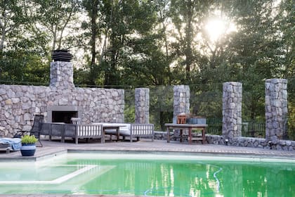 La piedra hace buen maridaje con la madera cuando se vuelve gris.