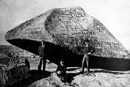 La Piedra Movediza, símbolo de Tandil, era una roca de granito de unas 300 toneladas que tuvo la particularidad de que logró mantenerse en equilibrio al borde de un cerro hasta su caída definitiva, el jueves 29 de febrero de 1912 entre las 5 y las 6 de la tarde.