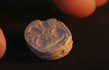 La piedra que encontró la niña sin saber que era un tesoro (Captura: @israelantiquities)