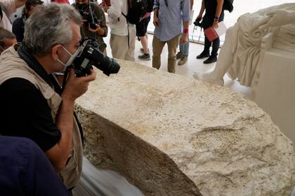 La piedra quedará expuesta en el museo Ara Pacis, cerca del mausoleo  (AP Photo/Domenico Stinellis)