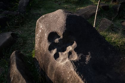 La piedra Tapak Maung, con forma de huella de tigre, en el sitio de la pirámide Gunung Padang en Cianjur, Java Occidental, Indonesia, el 22 de diciembre de 2023.