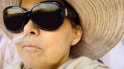 La piel de Caroline se puso amarillenta mientras esperaba un trasplante