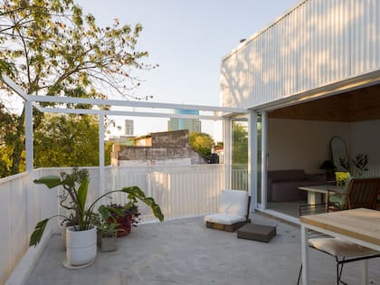 La piel metálica sobre la fachada regula el espacio exterior de la terraza, con carpinterías que se abren por completo y buscan fusionar el interior con el exterior.