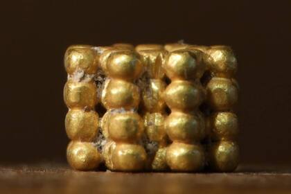 La pieza corresponde al período del Primer Templo y está realizada con una técnica de granulado