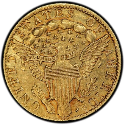 La pieza de oro amarillo claro presenta un tono cobrizo más intenso, especialmente en la parte inferior del diseño del reverso