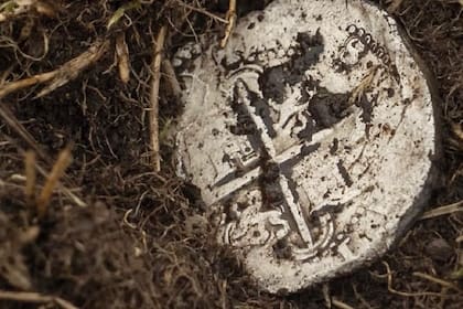 La pieza fue depositada en 1584 por Pedro Sarmiento de Gamboa durante el rito fundacional del asentamiento