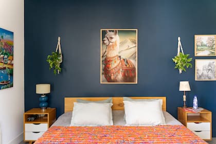 La pieza nació luego de un viaje a Jujuy que la marcó profundamente, una caminata entre llamas y perros que se tradujo en una imagen cargada de simbolismo: el camino compartido, los sueños y la idea de ir juntos