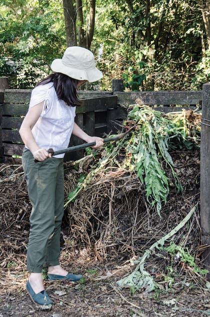 La pila de compost admite restos de poda, pasto seco o recién cortado, entre otros residuos aptos.