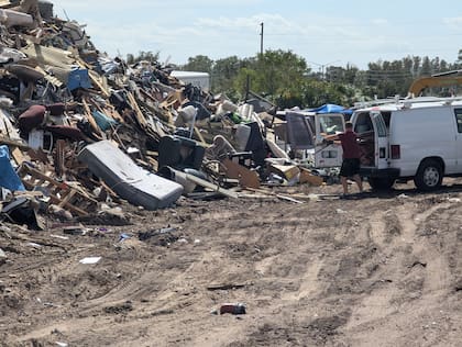 La pila de escombros que recolectó el Departamento de Obras Públicas del Condado de Pinellas; los voluntariados trabajan en ella para limpiar la ciudad después de la destrucción de Helene y Milton