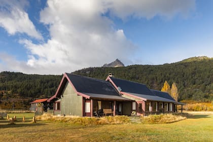 La Pilarica Lodge, todo lo que se ve detrás es ahora un foco de incendio y humo