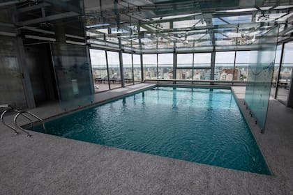 La pileta cubierta de este hotel también permite disfrutar del cielo