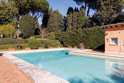 La pileta cuenta con vestuarios completos y baños.