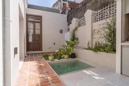 La pileta, de apenas dos metros de ancho, cuenta con sistema automatizado. Las rejas blancas, en cambio, son originales del PH y se conservaron para mantener su identidad.