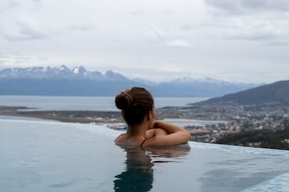 La pileta de Arakur cuenta con la mejor vista panorámica de Ushuaia.