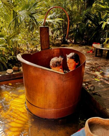La pileta de bronce tiene piedras calientes y flores, las cuales liberan sus propiedades para que el cuerpo las absorba