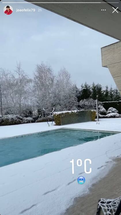 La pileta de Joao Felix, completamente congelada por el frío. Crédito: Instagram