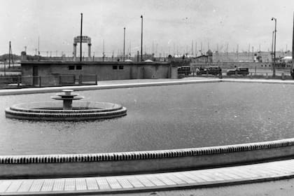 La pileta de Retiro se ubicaba donde actualmente se encuentra la Plaza Canadá, entre las calles Ramos Mejía, Martínez Zuviría, San Martín y Avenida Antártida Argentina