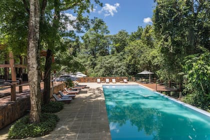 La pileta de Selvaje Hotel está a pasitos de las habitaciones y del restaurante.