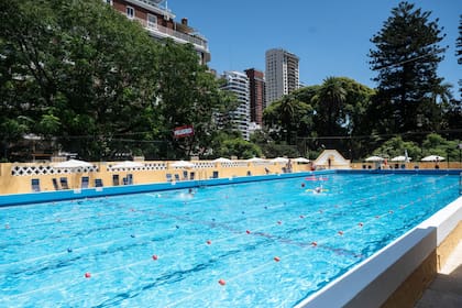 La pileta del Club Belgrano se levantó sobre la antigua quinta cancha de tenis. En sus primeros años fue de uso exclusivo para hombres; cuatro años después, las mujeres pudieron ingresar dos veces por semana