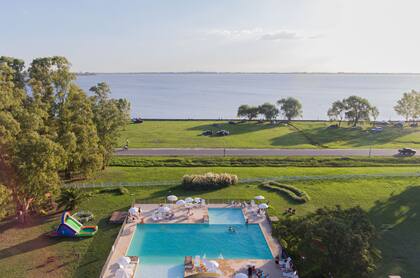 La pileta del hotel, a pocos metros de la laguna de Chascomús.