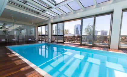 La pileta del Hotel Madero se comunica con el exterior, y en caso de lluvia, también puede usarse sin perder el día