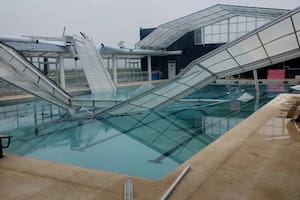 La pileta del polideportivo de Benito Juárez, con el techo destrozado