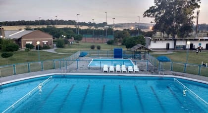 La pileta del predio de Loma Negra