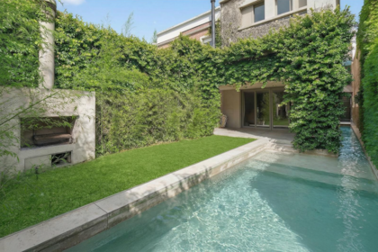 La pileta en el jardín