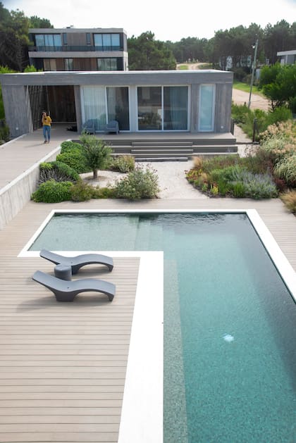 La pileta en uno de los jardines