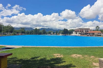 La pileta es de 260 metros de largo y 72 de ancho y contiene 38 millones de litros de agua