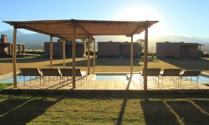 La pileta es ideal para refrescarse y escuchar el agua de las acequias correr.