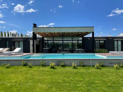 La pileta, gran aliada durante el verano.