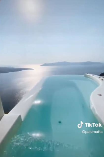La pileta hallada tras la puerta secreta en un hotel de Santorini se prolongaba desde el interior de la habitación hacia el exterior