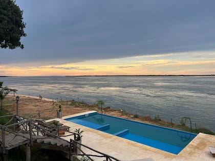 La pileta infinita de Puerto Yacarey con vista al río Paraná