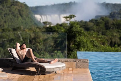 La pileta infinita del Gran Meliá Iguazú invita al desenchufe total.